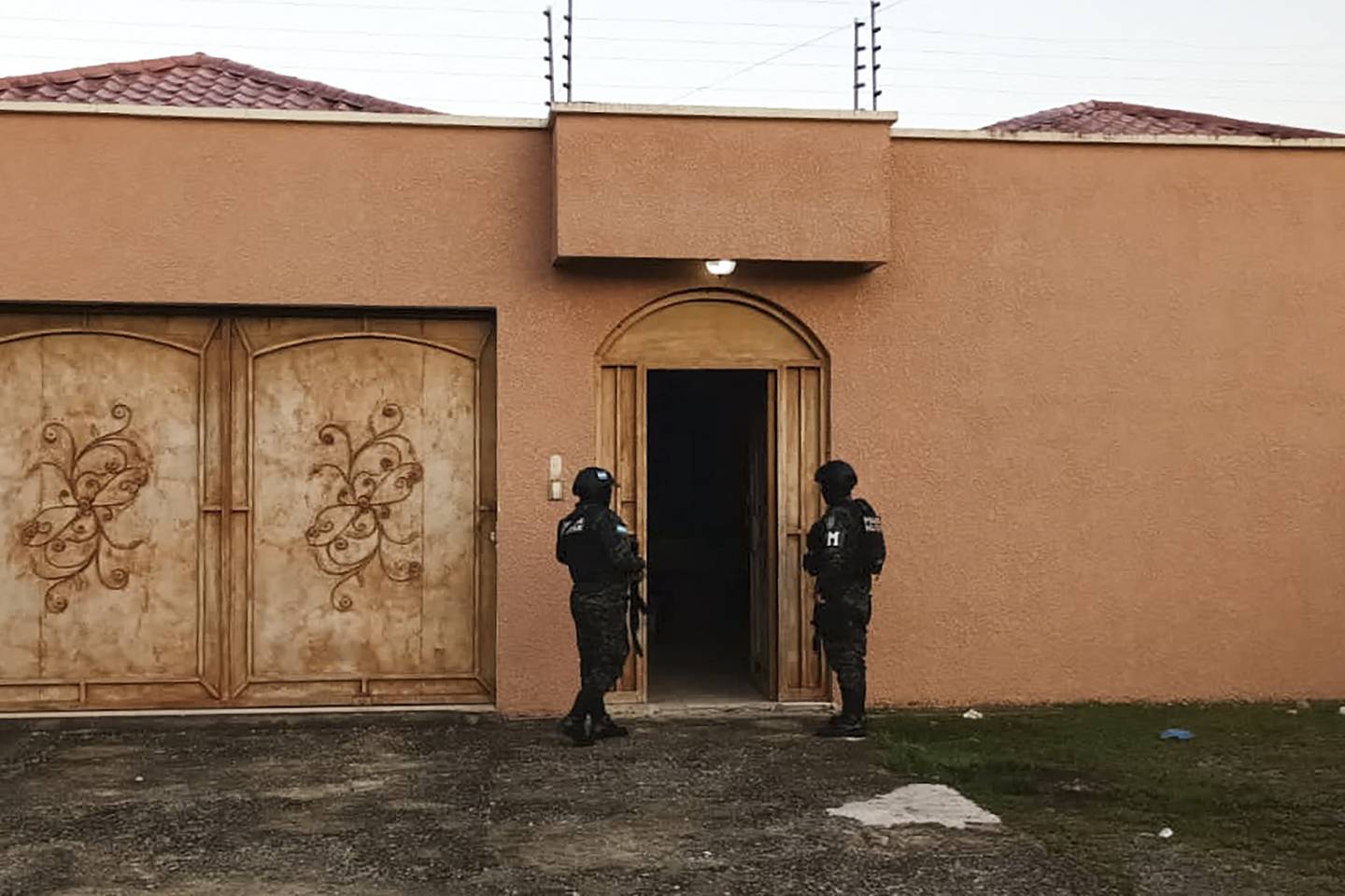 Policía Militar de Orden Público (PMOP) custodiando una residencia incautada por la Fiscalía Especial contra el Crimen Organizado (FESCCO) y la Dirección de Lucha Contra el Narcotráfico (DLCN). de una organización criminal vinculada al cartel mexicano de Sinaloa.
