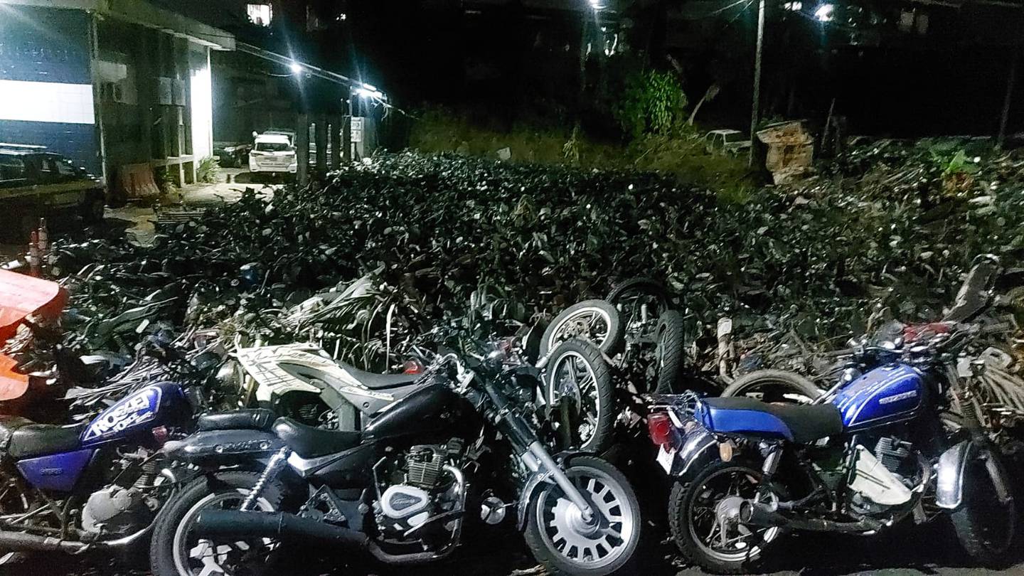 Entre 30 a 35 motos al día decomisan los policías de tránsito de la zona norte en San Carlos, el cantón donde más motociclistas mueren en carretera. Foto: Diego Herrera.