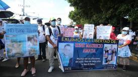 Salvadoreños celebran Independencia con marcha en contra de Nayib Bukele