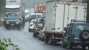 Carretera Interamericana Norte permanece cerrada tras choque frontal de dos vehículos 