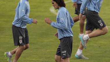 Uruguay espera que Edison Cavani siga en la Copa pese a arresto de su padre en accidente 