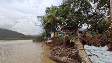 Fuerte erosión en playa Dominical de Osa amenaza con llevarse varias viviendas 