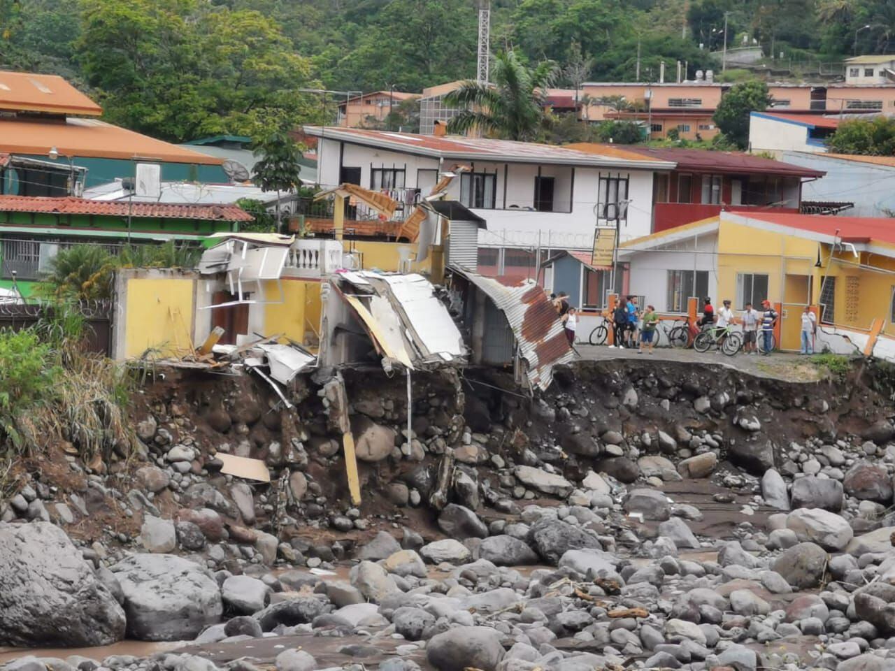 Bonnie provocó crecida de río que derribó estructuras y socavó puente en Turrialba