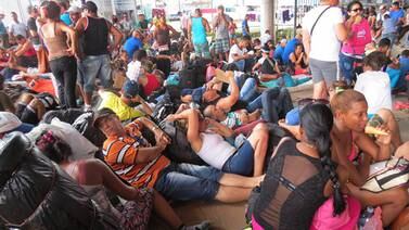 Cubanos se aglomeran en frontera Costa Rica-Panamá tras suspensión de visas