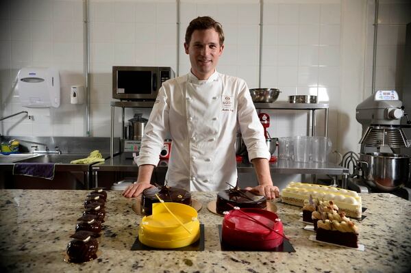 El chef belga Martin Diez es el primer chef internacional de los varios que la chef tica Mónica Phillips planea traer al país para capacitar al gremio pastelero y confitero. Foto: Diana Méndez.