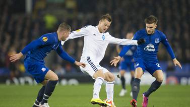 Everton de Bryan Oviedo remontó a Dinamo Kiev y se acerca a cuartos de Europa League