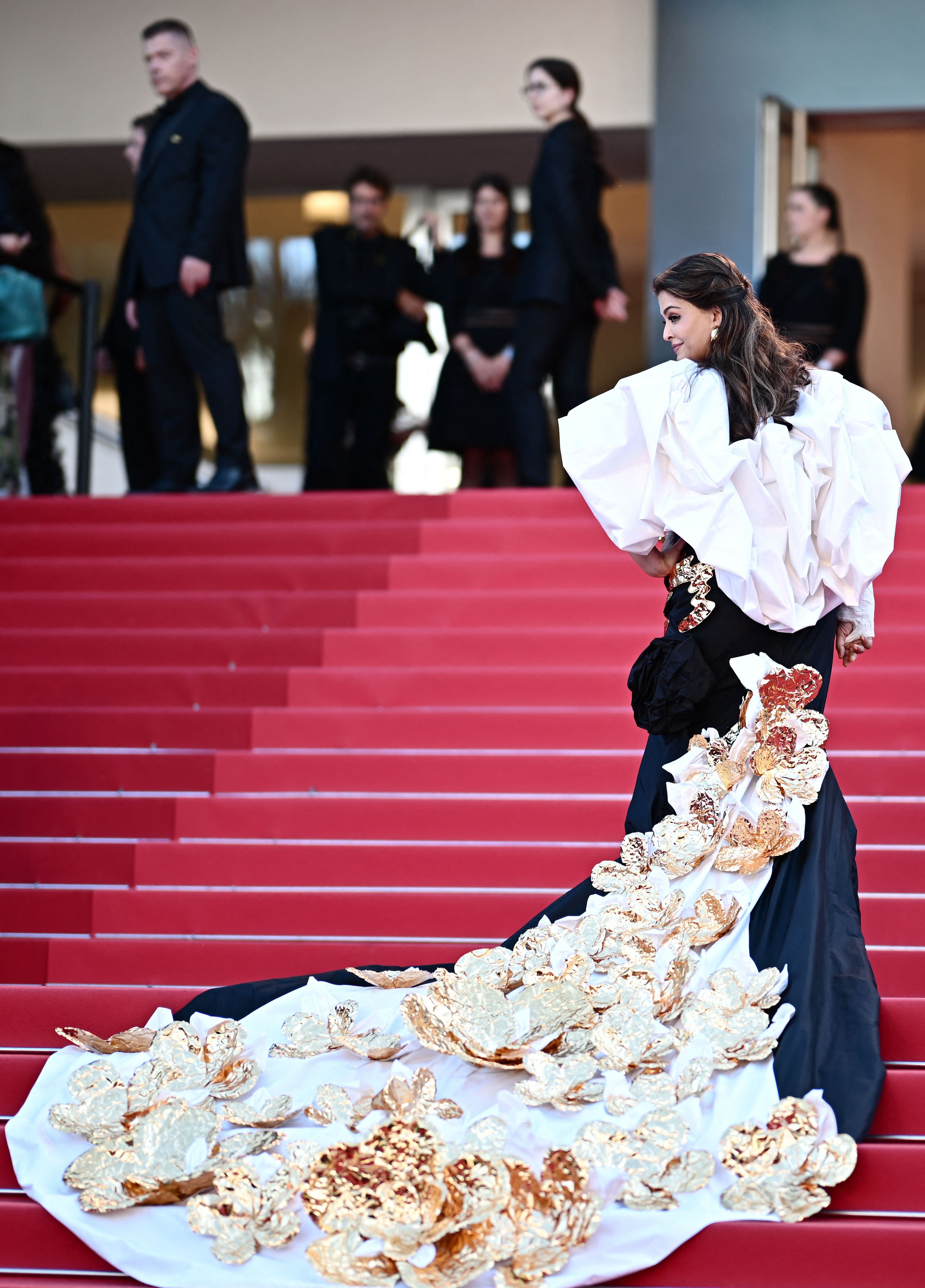 Otra que deslumbró en la alfombra roja de Cannes fue la acriz india Aishwarya Rai Bachchan.  El singular y muy brillante diseño de la cola de su vestido se lució en su arribo al evento.
