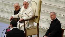 Contagio de covid-19 de dos cardenales obliga a cambiar actividades del Papa
