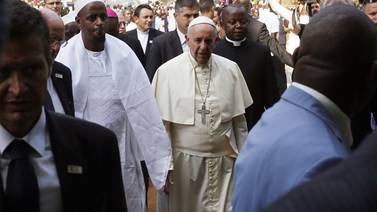 Papa Francisco lleva esperanza a musulmanes sitiados en Bangui