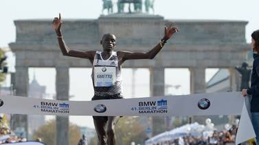  Dennis Kimetto gana la maratón de Berlín e impone nuevo record mundial