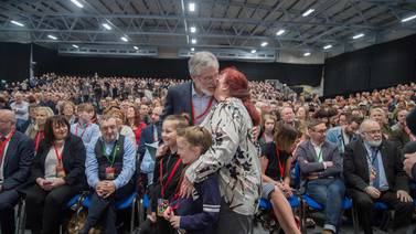 Gerry Adams cede el liderago del partido nacionalista irlandés