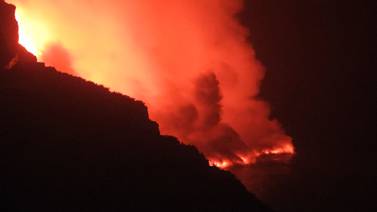 Baja riesgo de gases tóxicos por contacto de lava con el mar en Canarias