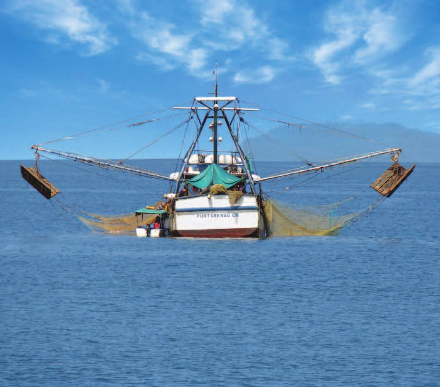 La pesca de arrastre es cuestionada por quienes velan por el bienestar del ecosistema marino, ya que consideran que las redes lanzadas al mar se llevan a su paso cualquier especie.