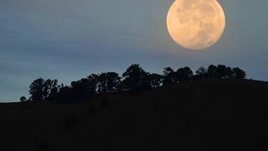 Este lunes la Luna lucirá 14% más grande y 30% más brillante