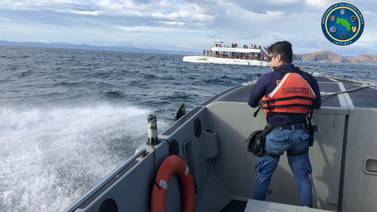 Guardacostas rescata a 70 ocupantes de catamarán a la deriva en Playas del Coco
