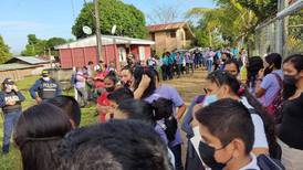 Padres presionan por más cupos para estudiantes en colegio fronterizo  