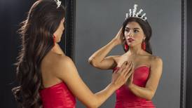 Miss Universo: tica Fernanda Rodríguez buscará impresionar con looks inspirados en ‘Emily en París’