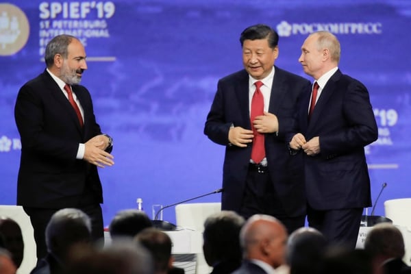 Los presidentes de China, Xi Jinping (centro), y de Rusia, Valdimir Putin (derecha), asÃ­ como el priemr ministro de Armenia, Nikol Pashinyan, conversaban este viernes 7 de junio del 2019 en el Foro EconÃ³mico Internacional en San Petersburgo.