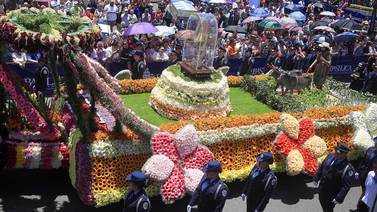 Más de 25.000 rosas adornaron carroza que trasladó a la Virgen de los Ángeles a catedral de Cartago