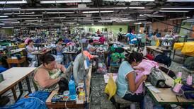 Sector   textil evoluciona  de la costura a   fabricar hilos y tela