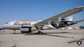 Avión con diseño de los Raiders de la NFL está de visita en Costa Rica