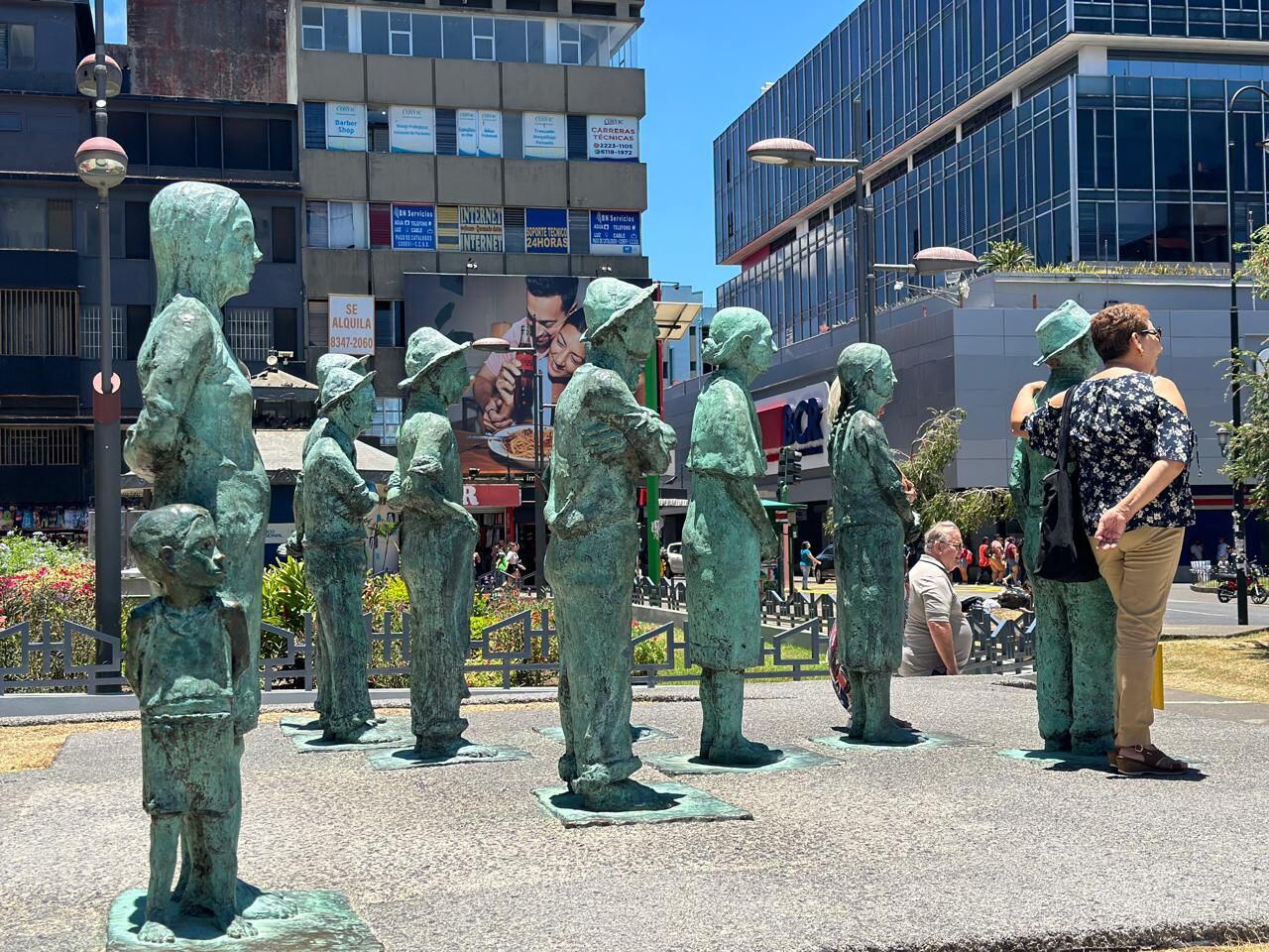 Sol cenital en San José, este lunes 15 de abril 2024. Fenómeno se vivió entre las 11:30 a.m. y las 11:40 a.m. en los que personas y objetos en el exterior se quedaron sin sombra. En la imagen, las esculturas ubicadas frente al Banco Central de Costa Rica. 