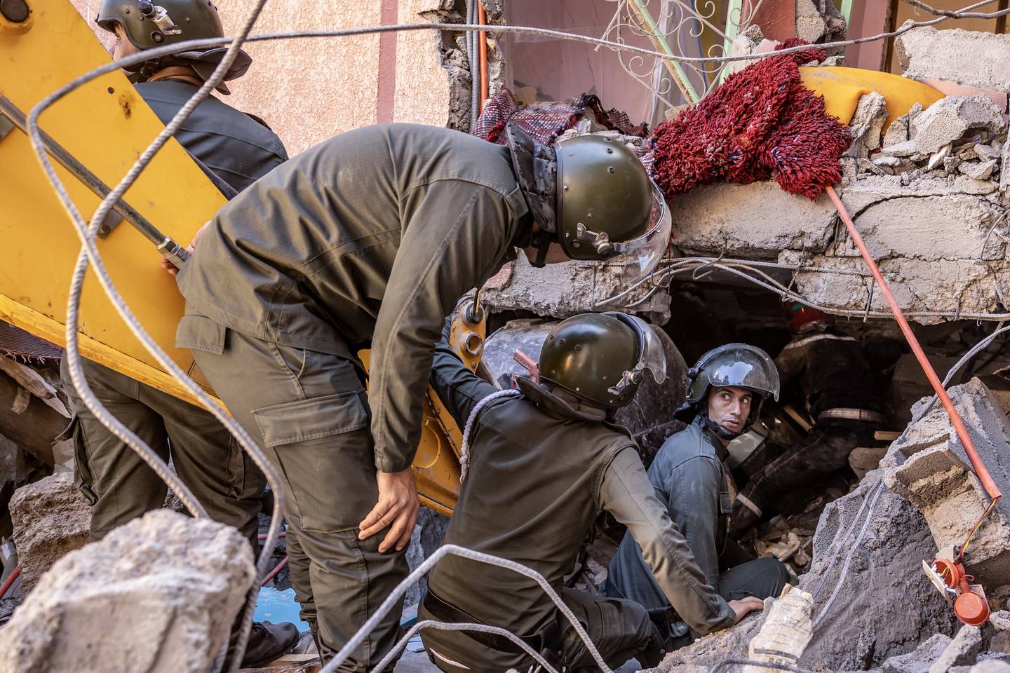 Los equipos de rescate buscan supervivientes en una casa derrumbada en Moulay Brahim