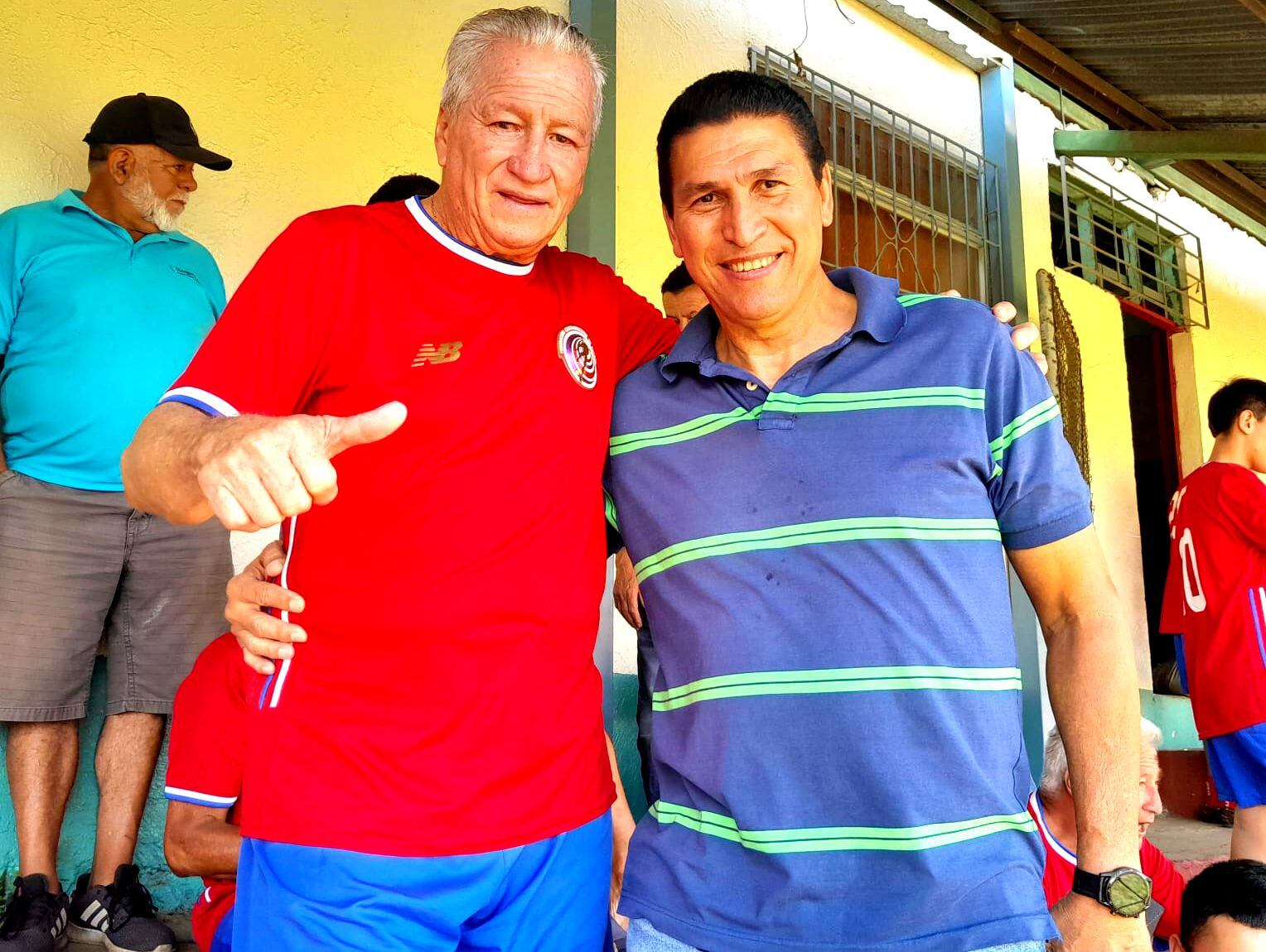 Hermidio Barrantes (derecha) se reencontró con Claudio Jara en la actividad benéfica en favor de Edwin ‘Sarapiquí’ Salazar. Ambos son mundialistas de Costa Rica en la Copa del Mundo de Italia 90.