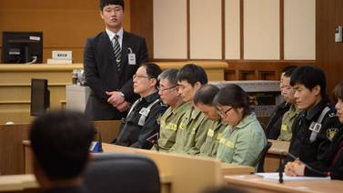 Prisión para capitán que huyó de naufragio en Corea del Sur      
