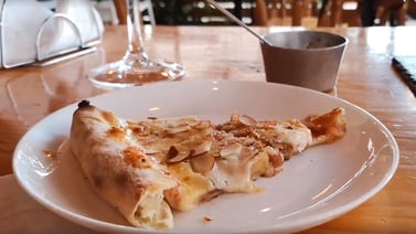 Pizza triplemente recomendada en San José: con queso de cabra, almendras y miel