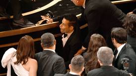 (Video) Rami Malek se cae luego de ganar el Óscar y fue asistido por paramédicos