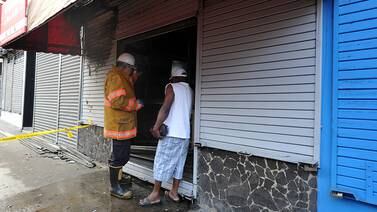 Incendio consume licorera en San José centro