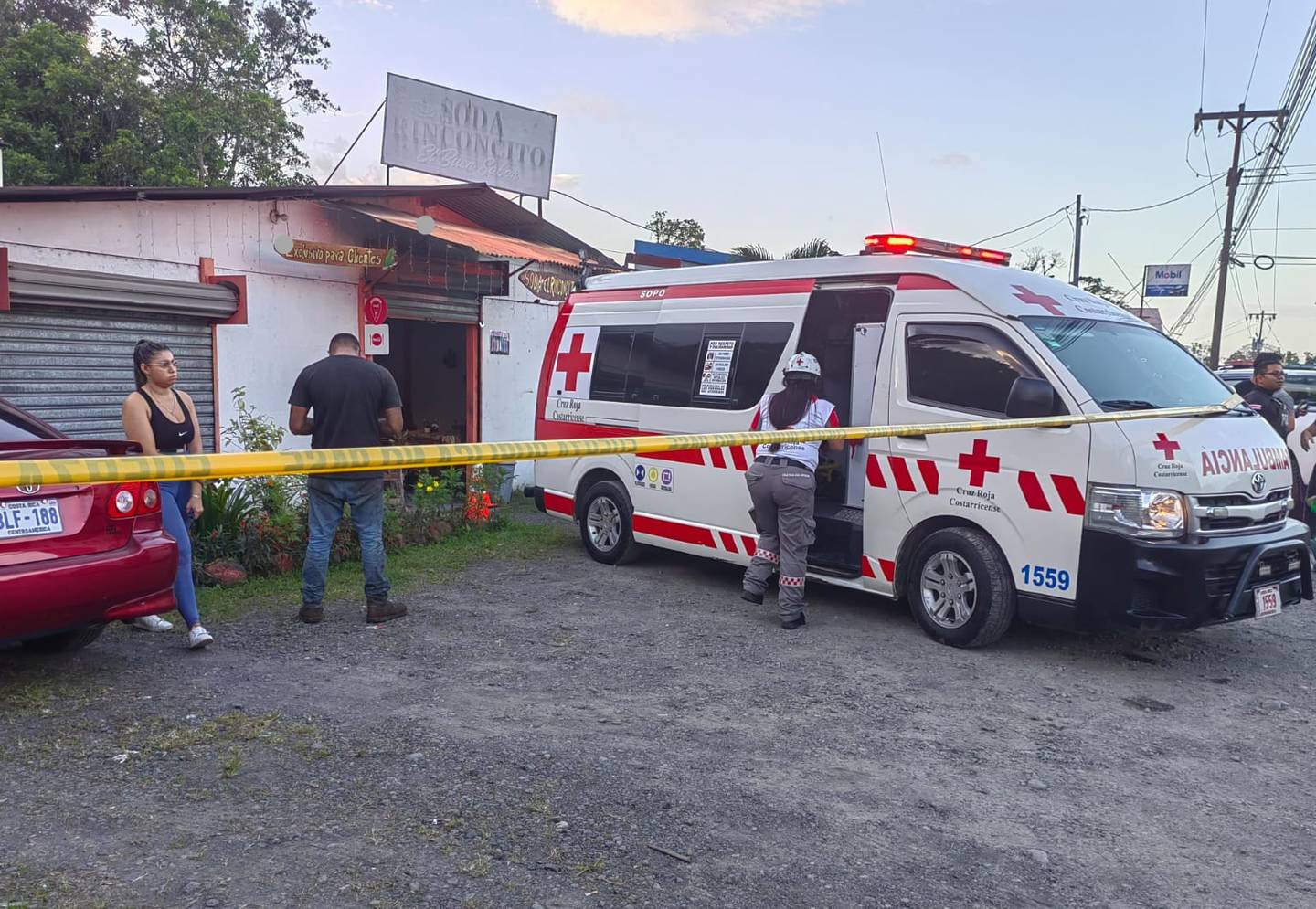 Las tres personas heridas fueron disparadas dentro de una soda en Guápiles, Limón.