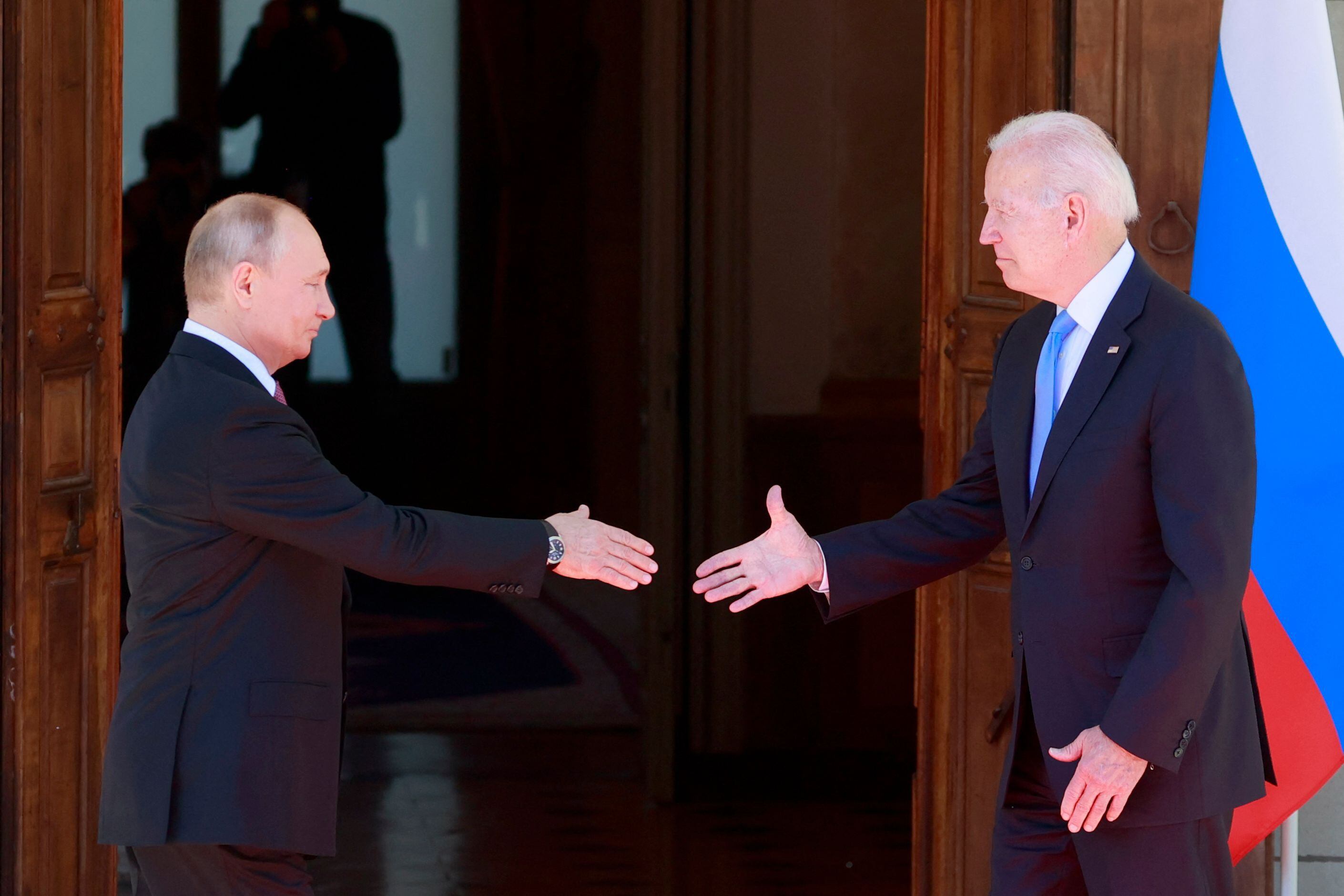 El presidente ruso, Vladimir Putin (izquierda), le da la mano al presidente estadounidense, Joe Biden, antes de su reunión en la 'Villa la Grange' en Ginebra el 16 de junio de 2021. FOTO: