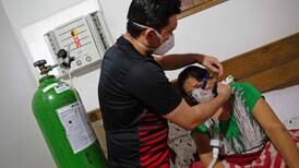 Médico Marcos Fonseca Barbosa trata a su madre en casa ante hospitales saturados por covid-19 en Brasil