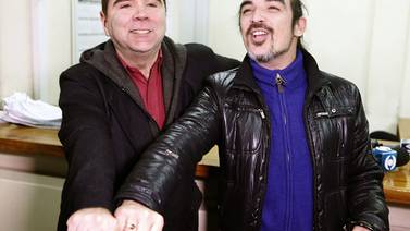  Dos hombres  contraen matrimonio en Uruguay 