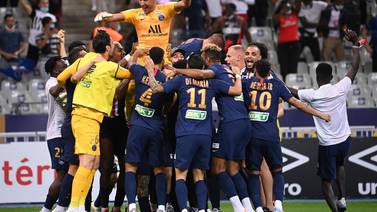 Keylor Navas ataja penal para darle la Copa de la Liga al PSG y queda a dos títulos de su temporada más ganadora 