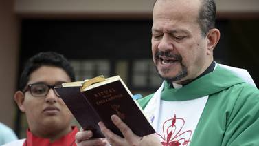 Arzobispo separa a párroco que firmó bautizos oficiados por cura expulsado