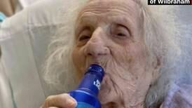 A sus 103 años bisabuela de Boston venció al coronavirus y celebró con una cerveza