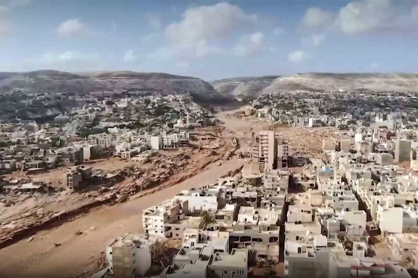 imágenes publicadas en las redes sociales por el canal de televisión libio al-Masar el 13 de septiembre muestra una vista aérea de los grandes daños causados ​​por las inundaciones después de que la tormenta mediterránea "Daniel" azotara la ciudad de Derna, en el este de Libia