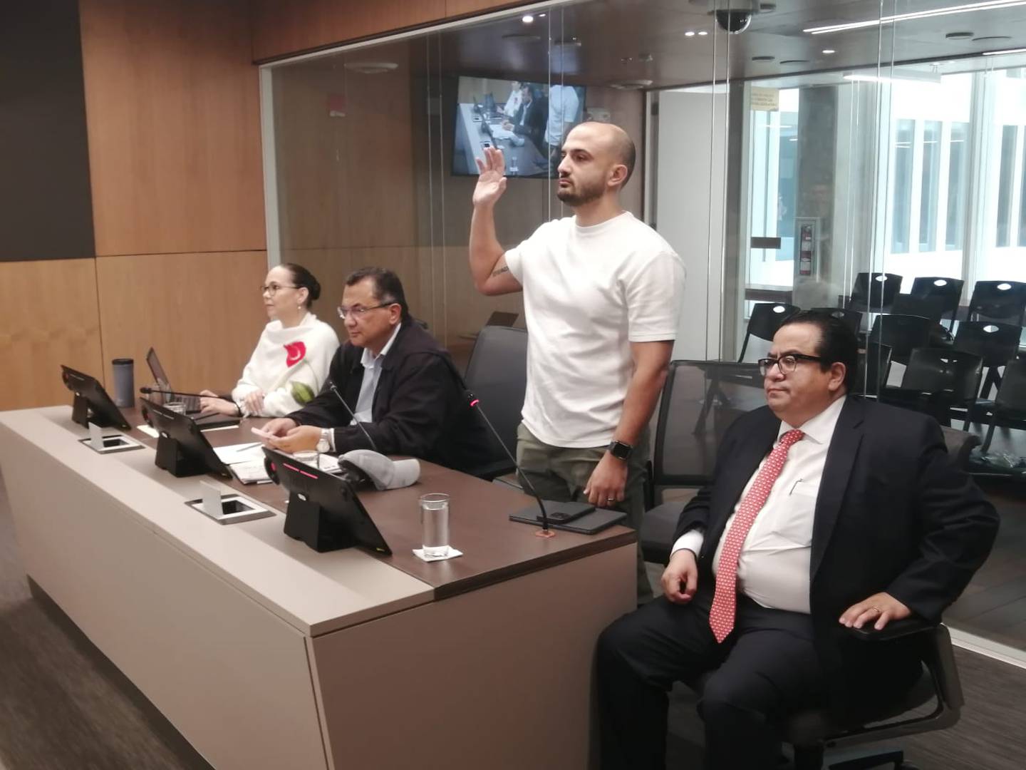 Humberto Vargas Sotres (de pie) junto a su abogado Erick Ramos (a la derecha), en la Asamblea Legislativa. Foto: Aarón Sequeira