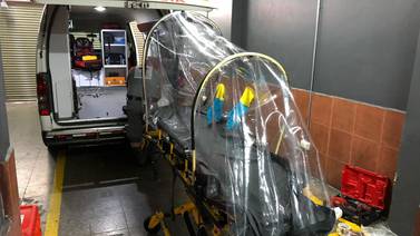 Tec diseña cápsulas de aislamiento para trasladar pacientes con covid-19 en ambulancias de Cruz Roja
