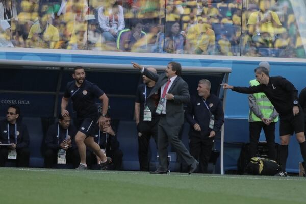 Óscar Ramírez da indicaciones durante el partido ante Brasil, en Rusia 2018. Fotografía: Damián Aroyo