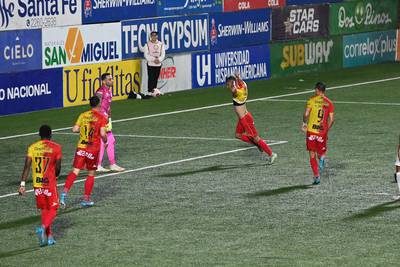 Herediano se repone a la adversidad y mantiene su paso arrollador al golear a Sporting 