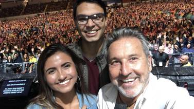 (Video) Conozca a Abigail y Denis, los dos jóvenes ticos que Ricardo Montaner “emparejó” en su concierto en Costa Rica