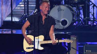Bruce Springsteen golpeó por accidente a un técnico de sonido al tirar su guitarra al aire