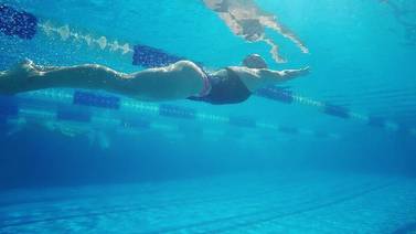 Nadadora afirma que sobreentrenamiento la pudo dejar en silla de ruedas y cuenta su historia para que otros atletas mediten