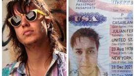 Taxista tico encontró pasaporte de vocalista de The Strokes botado en Malpaís