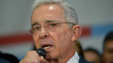 Jueza de Colombia allana el camino para enjuiciar al expresidente Uribe