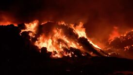 Enorme quema de llantas en basurero a cielo abierto lleva más de 16 horas encendida en La Guácima